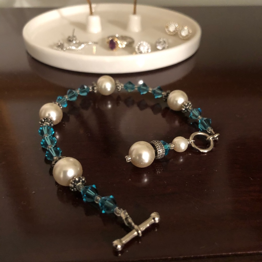 Light Blue, Crystal and Pearl Bracelet. 💙💝
